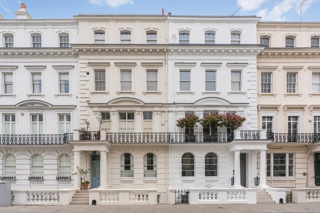 Image of white stucco fronted buildings in Kensington, London