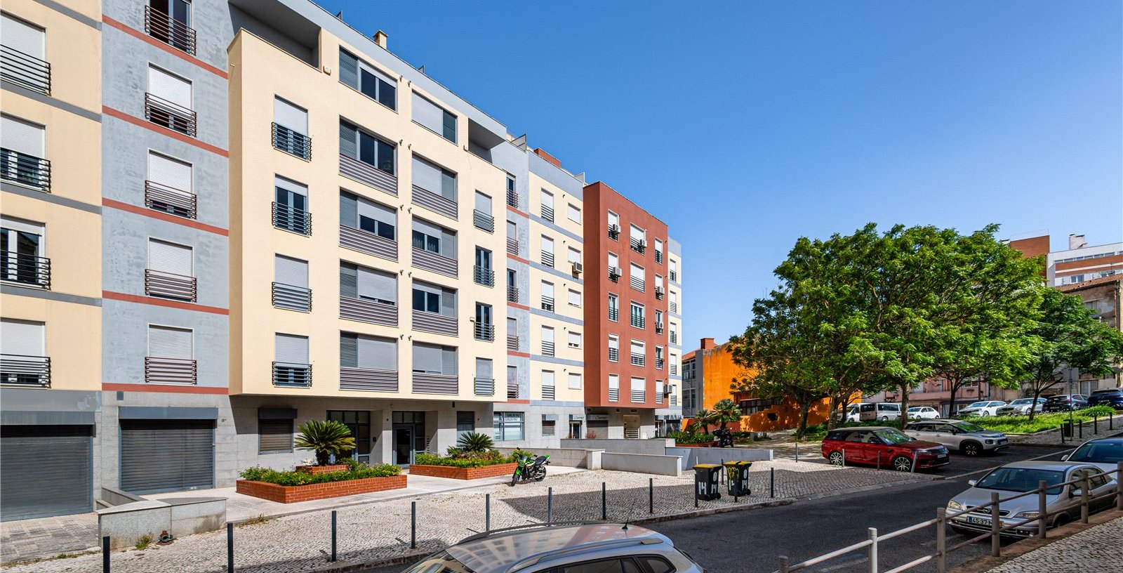 T4 Flat In Areeiro, Lisbon, Portugal, 1070-034, Portugal - Picture 2