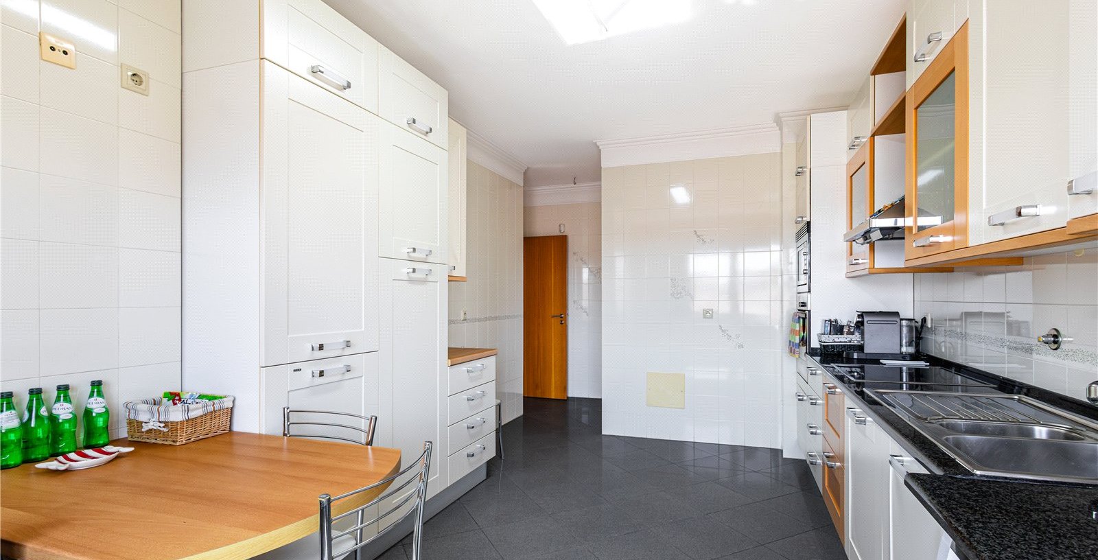 T4 Flat In Areeiro, Lisbon, Portugal, 1070-034, Portugal - Picture 10