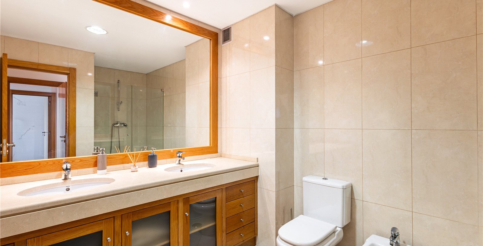 T4 Flat In Areeiro, Lisbon, Portugal, 1070-034, Portugal - Picture 16
