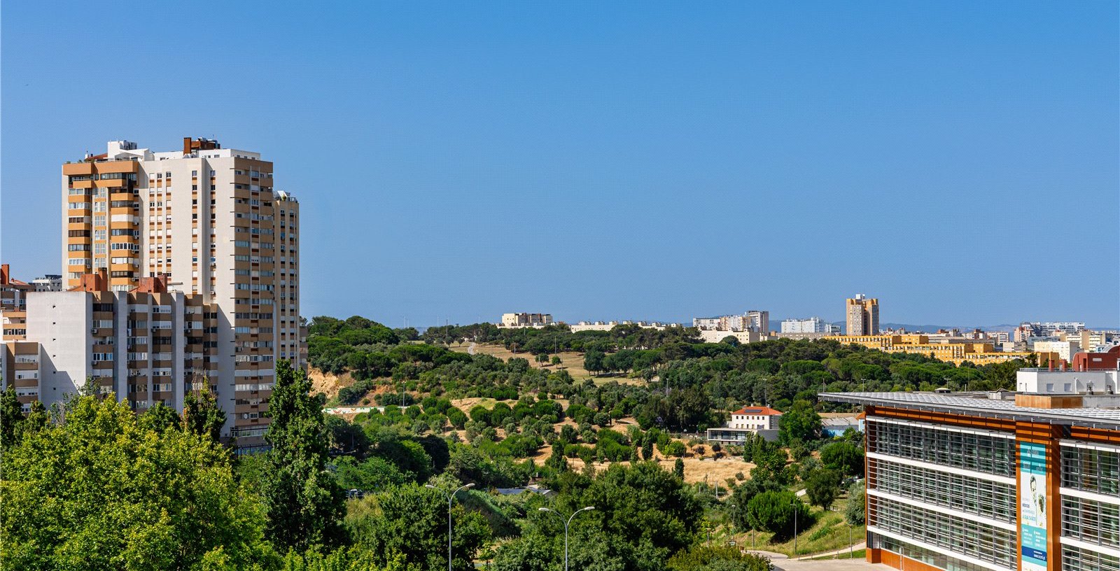 T4 Flat In Areeiro, Lisbon, Portugal, 1070-034, Portugal - Picture 24