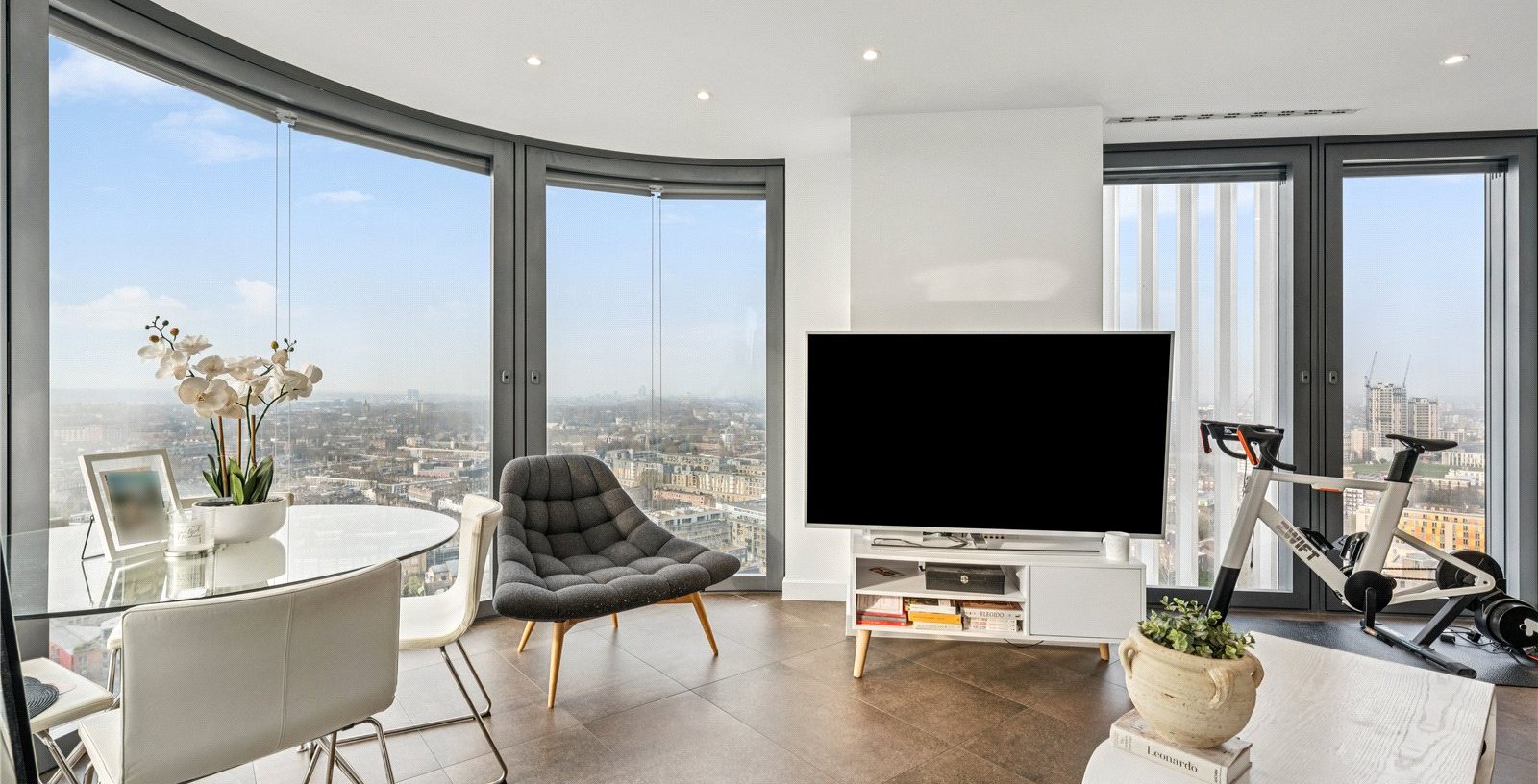 Chronicle Tower, London, EC1V - Picture 1