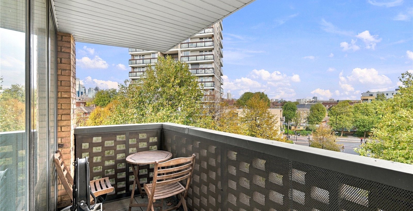 Queens Court, London, SE16 - Picture 4