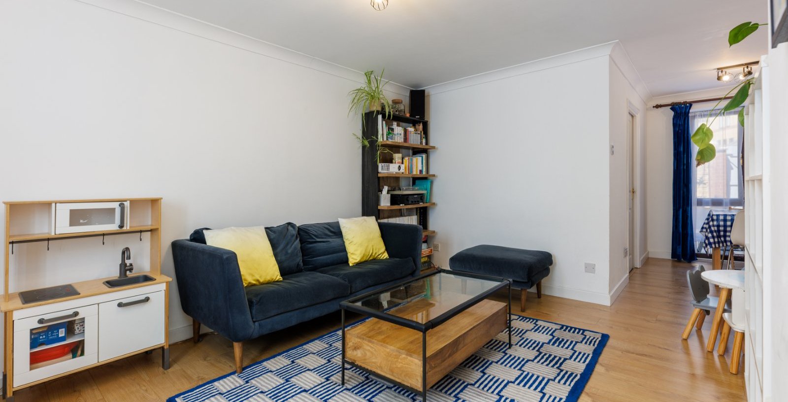 Douthwaite Square, London, E1W - Picture 2