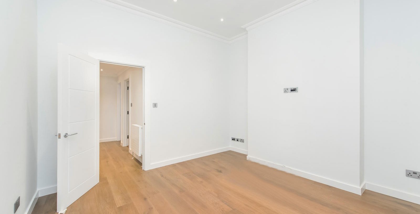 Queens House, Clerkenwell, London, WC1N - Picture 2