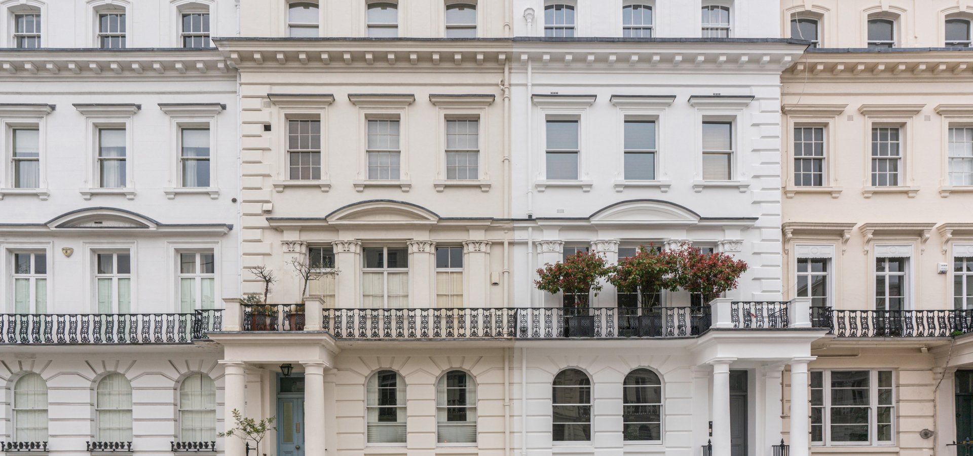 Image of white stucco fronted buildings in Kensington, London