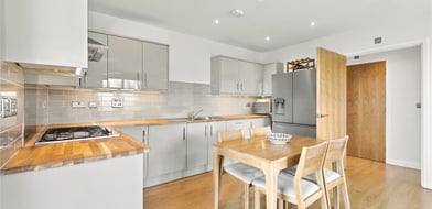 Queens Court, London, SE16 - Picture preview 3