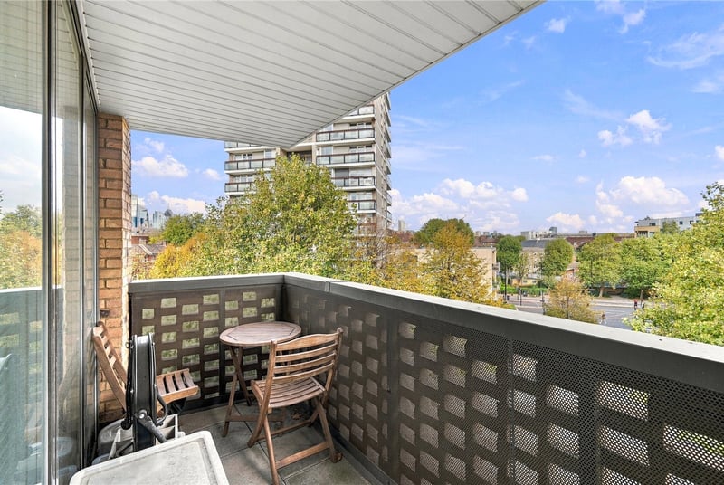 Queens Court, London, SE16 - Picture 4