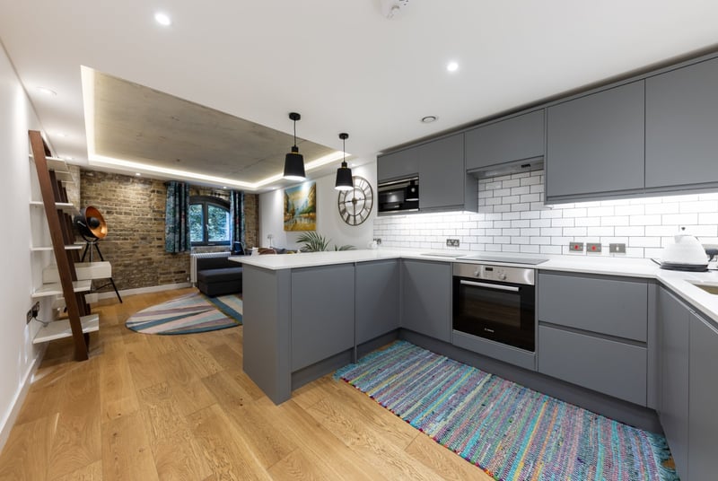 Red Lion Court, London, E1W - Picture 2