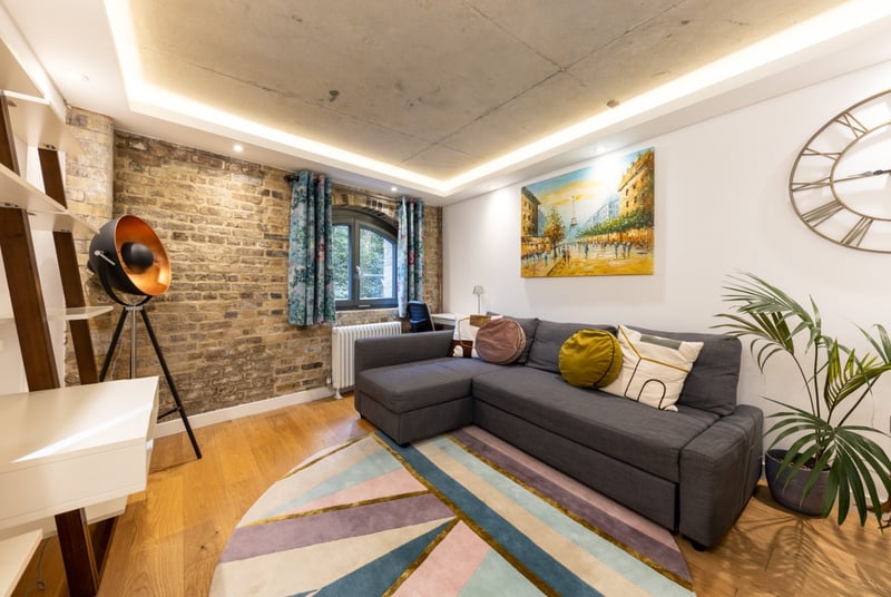 Red Lion Court, London, E1W - Picture 1