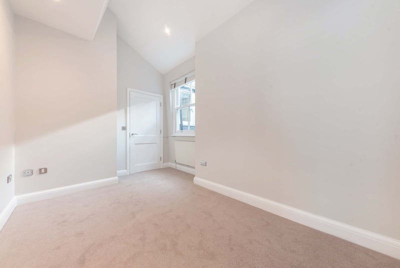 Montagu Mews South, Hyde Park, London, W1H - Picture 17